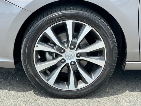 Used 2020 Hyundai Elantra GT FWD image 25