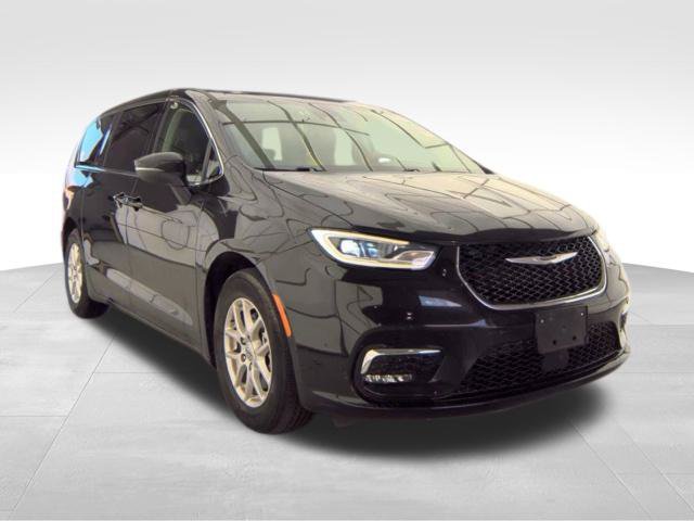 Used 2023 Chrysler Pacifica Touring-L FWD image 4