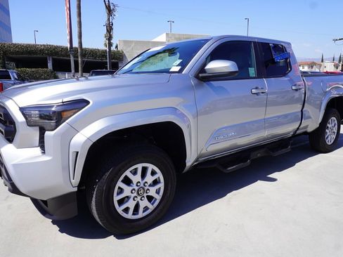 Certified 2025 Toyota Tacoma SR5 AWD/4WD image 4