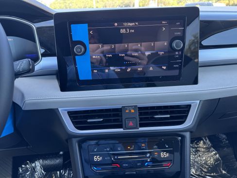 New 2025 Volkswagen Taos SE image 19