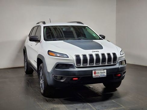 Used 2018 Jeep Cherokee Trailhawk image 2