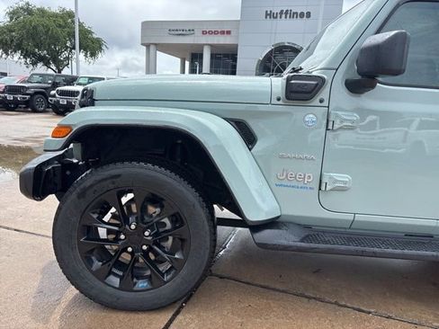 Used 2023 Jeep Wrangler Unlimited Sahara w/ Cold Weather Group AWD/4WD image 9