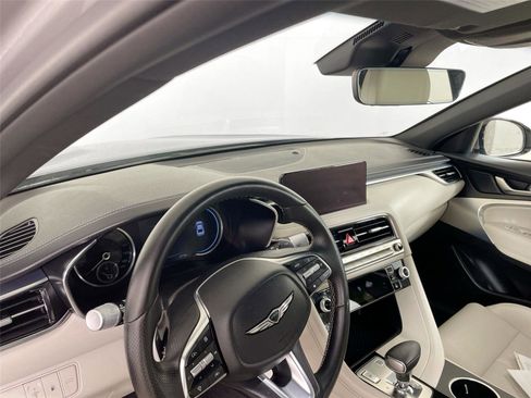 Used 2025 Genesis G70 2.5T image 9