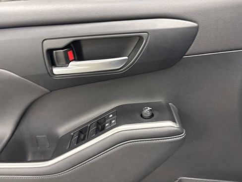 Certified 2023 Toyota Highlander XLE image 29