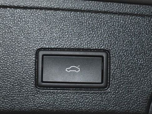 Used 2025 Volkswagen Atlas Cross Sport SE image 34