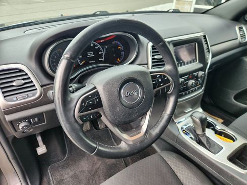 Used 2018 Jeep Grand Cherokee Laredo image 22