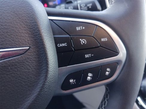 Used 2024 Chrysler Pacifica Touring-L image 32