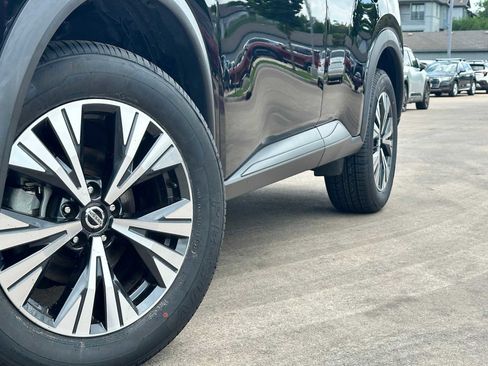 Used 2021 Nissan Rogue SV FWD image 2