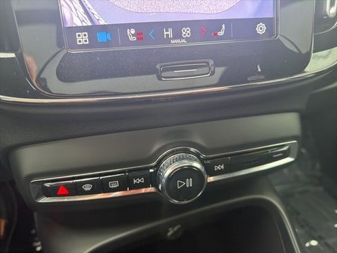 Certified 2025 Volvo XC40 B5 Plus image 24