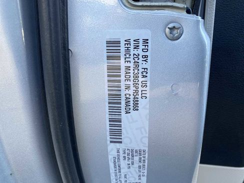 Used 2023 Chrysler Pacifica Touring-L image 34