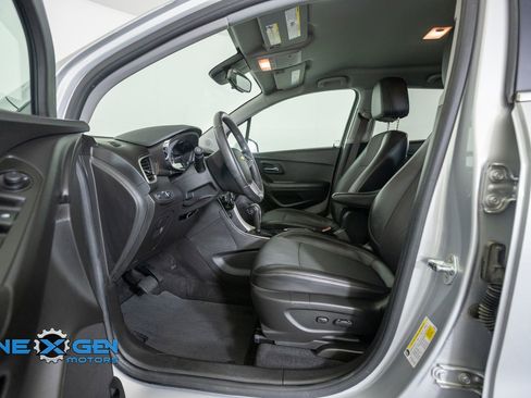 Used 2019 Chevrolet Trax LT w/ LT Convenience Package FWD image 11