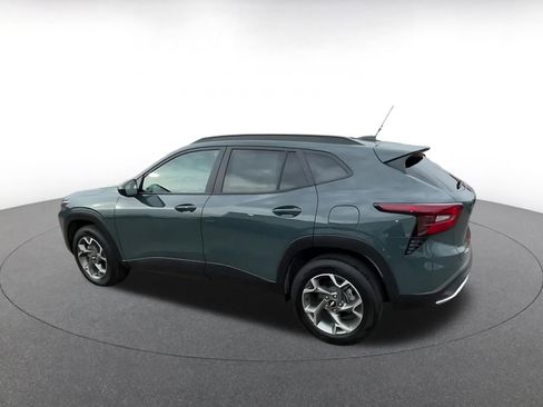 Used 2025 Chevrolet Trax LT w/ LT Convenience Package image 10