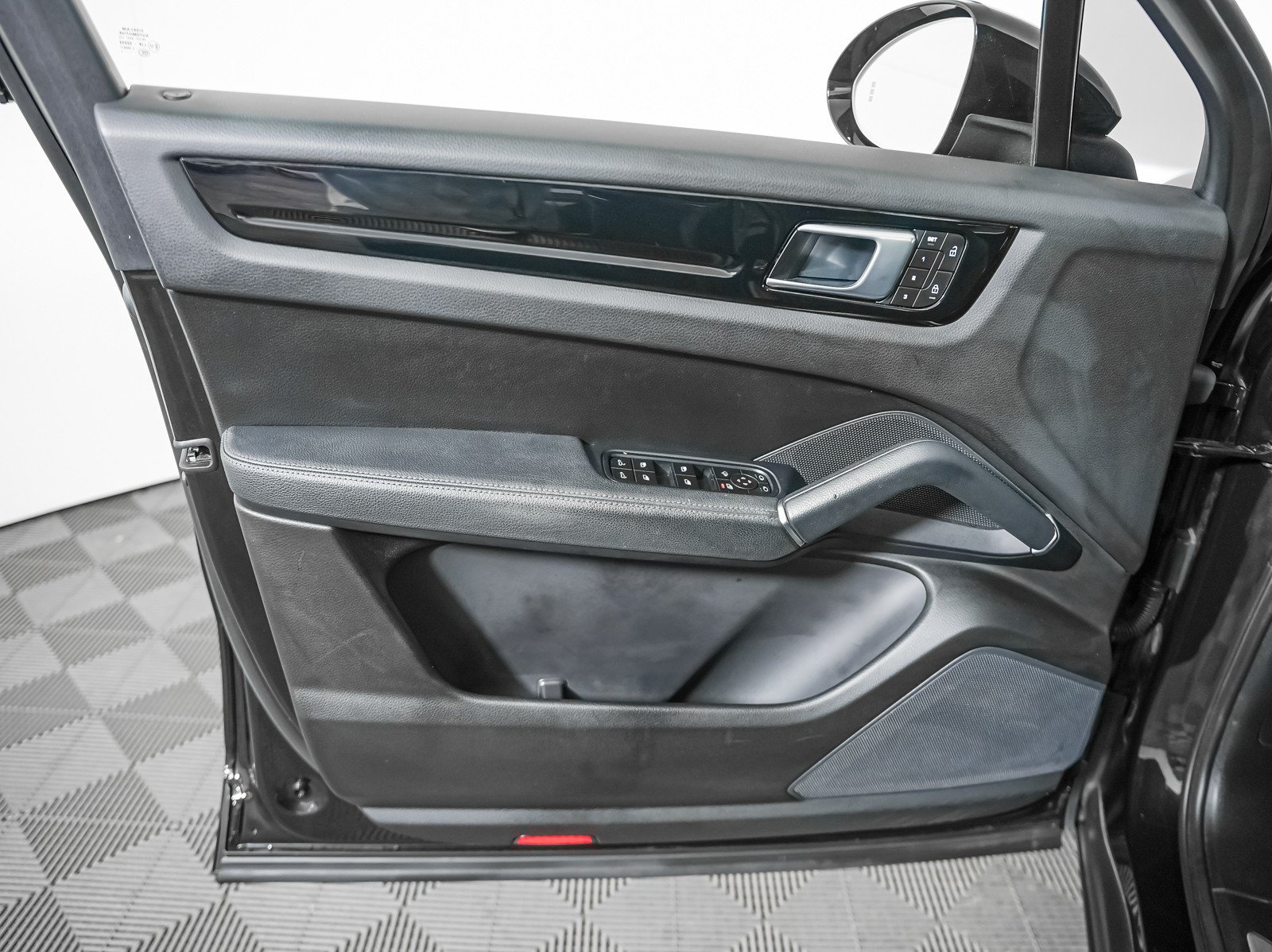 Certified 2023 Porsche Cayenne AWD/4WD image 27
