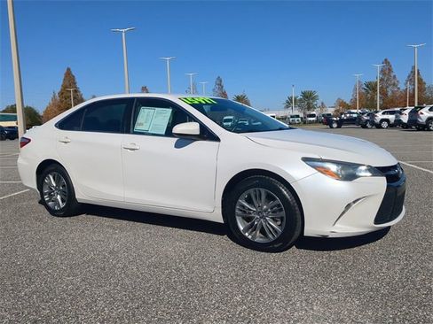 Used 2017 Toyota Camry SE image 2