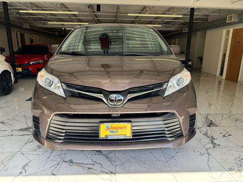 Used 2018 Toyota Sienna LE FWD image 2