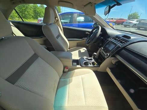 Used 2014 Toyota Camry L image 9