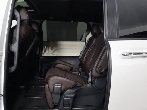 Used 2024 Toyota Sienna Platinum FWD image 11