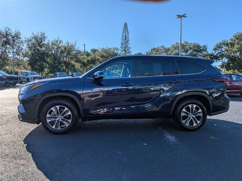Used 2024 Toyota Highlander XLE image 7