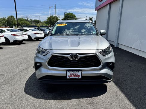 Used 2023 Toyota Highlander XLE AWD/4WD image 3