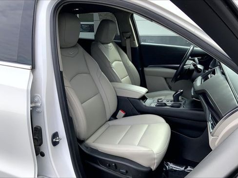 Used 2023 Cadillac XT4 Luxury w/ Cold Weather Package AWD/4WD image 6