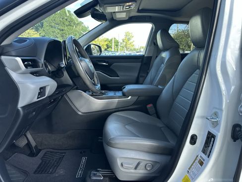 Used 2023 Toyota Highlander XLE FWD image 13