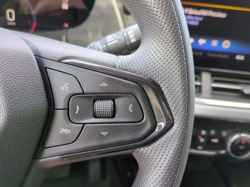 Used 2025 Chevrolet Trax LT FWD image 29