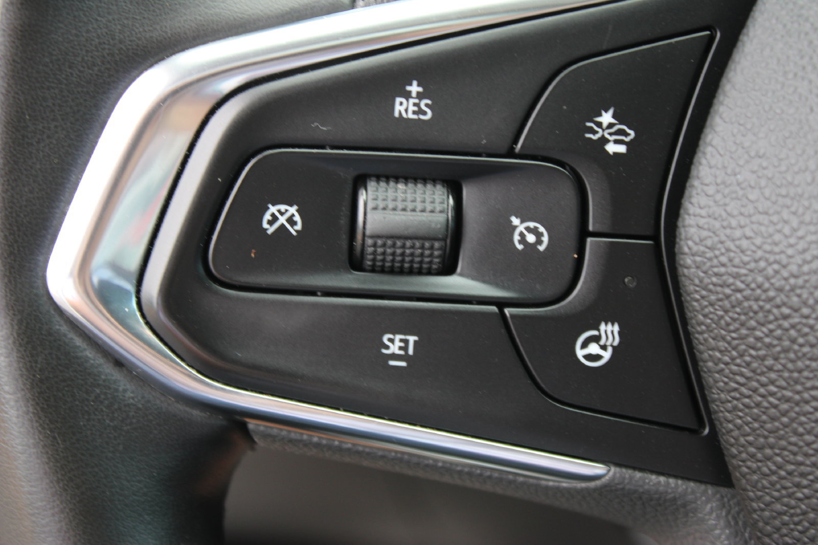 Used 2024 Chevrolet Trax LT w/ Driver Confidence Package FWD image 19
