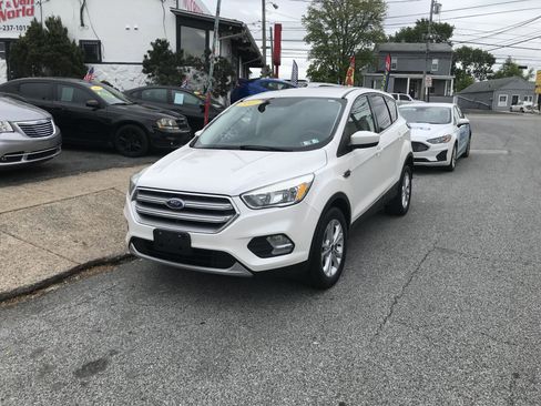 Used 2017 Ford Escape SE w/ SE Cold Weather Package AWD/4WD image 3