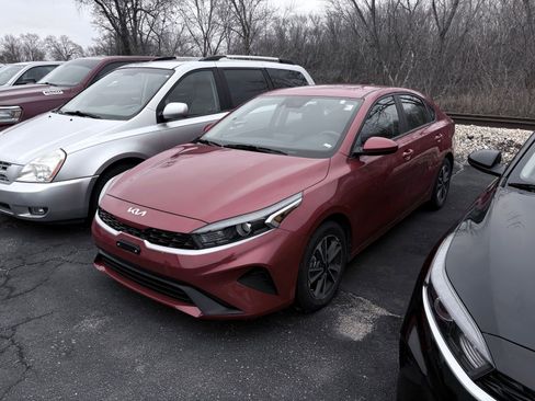 Used 2023 Kia Forte LXS image 3