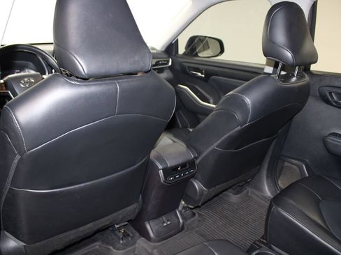 Used 2022 Toyota Highlander XLE image 26