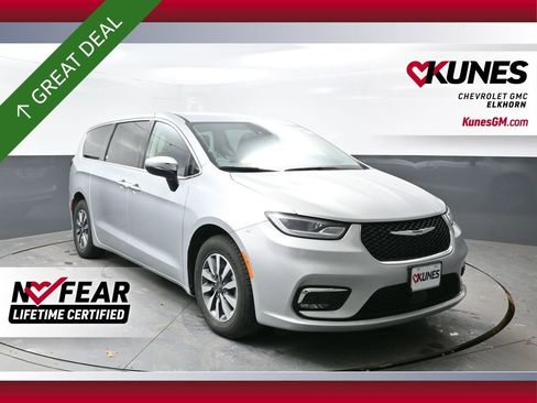 Used 2023 Chrysler Pacifica Touring-L FWD image 1