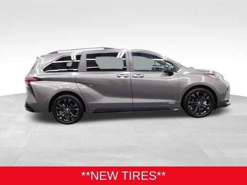 Used 2021 Toyota Sienna XSE w/ XSE Plus Package image 14