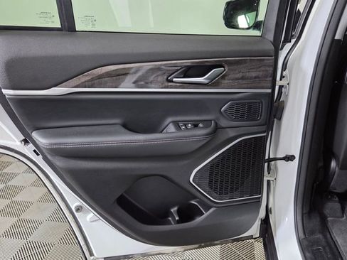 Used 2023 Jeep Grand Cherokee Limited w/ Black Appearance Package image 31