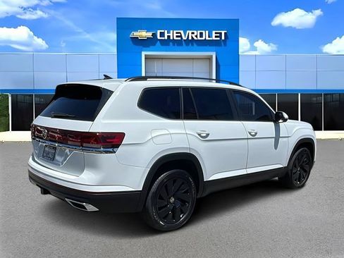 Used 2024 Volkswagen Atlas SE w/ Black Wheel Package FWD image 3