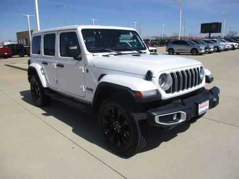 Used 2025 Jeep Wrangler Unlimited Sahara AWD/4WD image 9