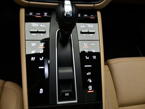 Certified 2023 Porsche Macan AWD/4WD image 34