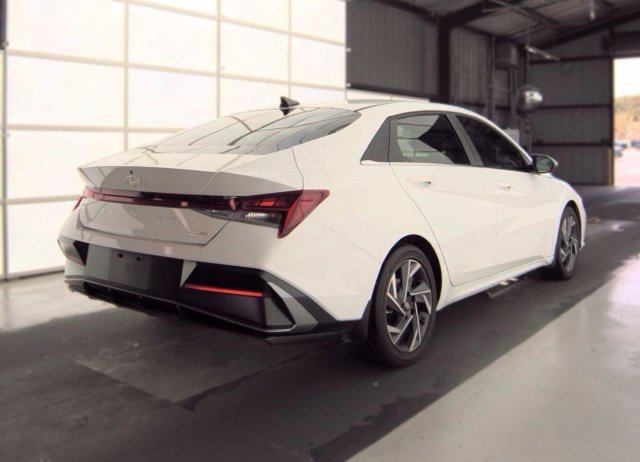 Used 2025 Hyundai Elantra Limited FWD image 5