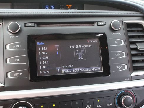 Used 2019 Toyota Highlander LE FWD image 19