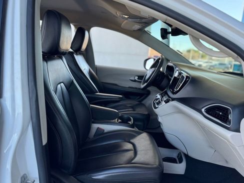 Used 2023 Chrysler Pacifica Touring-L image 33