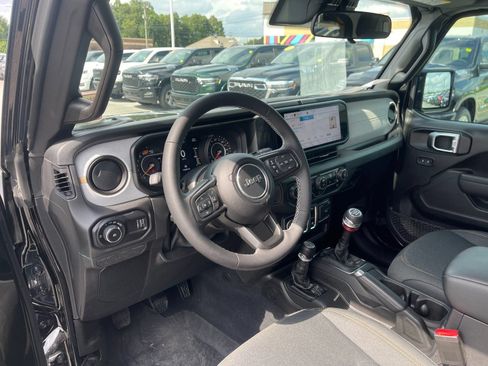 Used 2025 Jeep Wrangler Sport AWD/4WD image 11