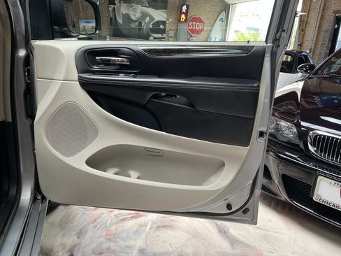 Used 2015 Chrysler Town & Country Limited Platinum FWD image 32