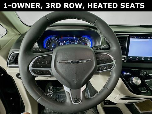 Used 2024 Chrysler Pacifica Touring-L image 12