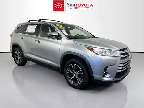 Used 2019 Toyota Highlander LE AWD/4WD image 1