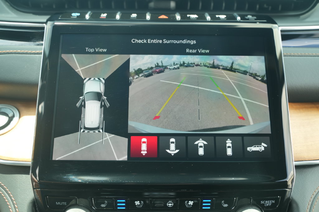 Used 2023 Jeep Grand Cherokee Summit AWD/4WD image 31