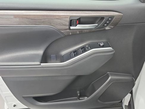 Certified 2025 Toyota Highlander Limited AWD/4WD image 14