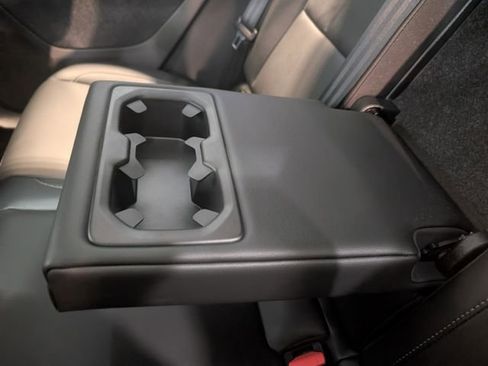 Used 2024 Volvo XC40 B5 Plus image 27