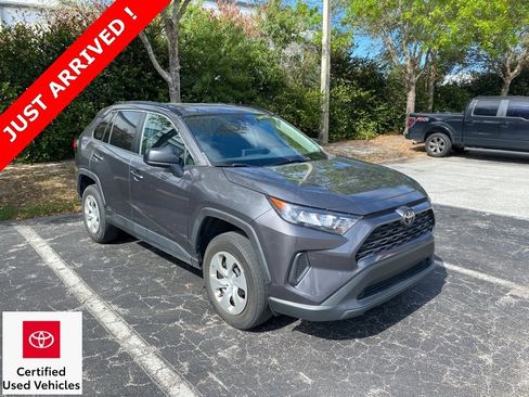 Used 2021 Toyota RAV4 LE image 1