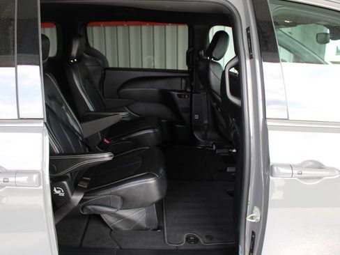 Used 2025 Chrysler Pacifica Select FWD image 23