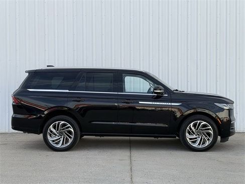 Used 2025 Lincoln Navigator Reserve image 3