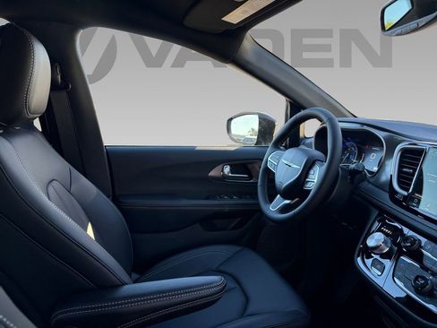 New 2026 Chrysler Pacifica Select image 9